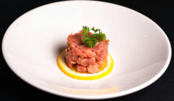 tartare di carne bovina su piatto