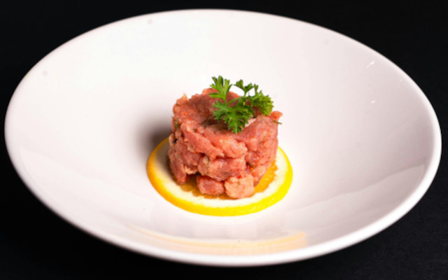 tartare di carne bovina su piatto